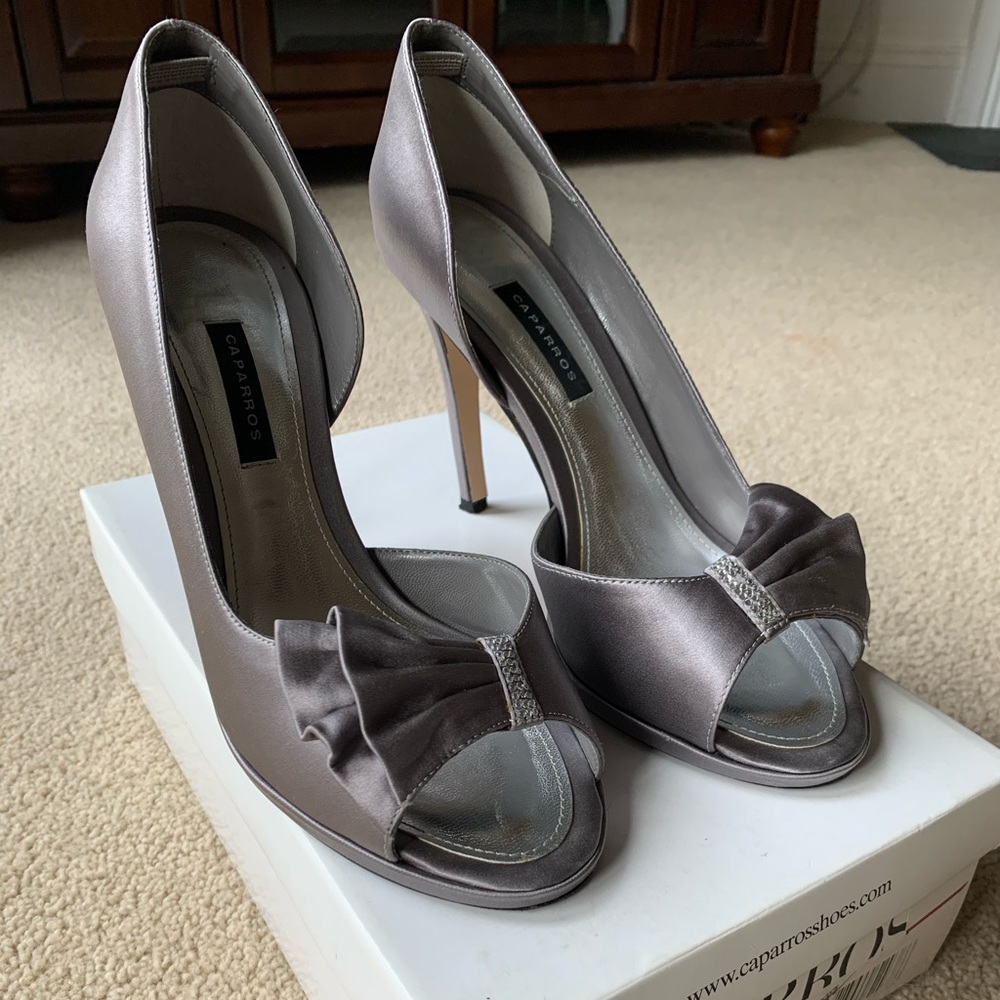 Caparros size 9 silver gray heels